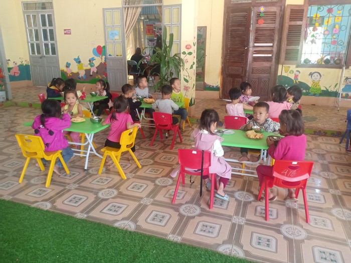Học sinh ngồi giãn cách khi ăn trưa tại trường mầm non Nà Hỳ. Ảnh: Phòng giáo dục huyện Nậm Pồ