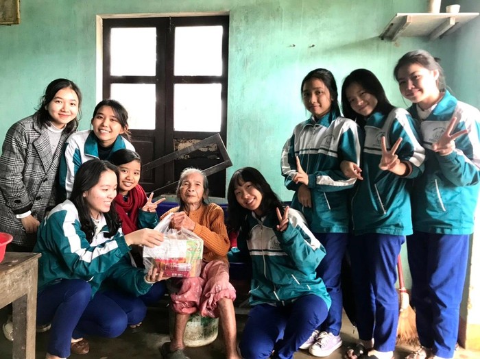 Hoạt động tình nguyện “ Chăm sóc cụ bà neo đơn” của đoàn trường Trung học phổ thông Đông Hà. Ảnh: Đoàn trường Đông Hà