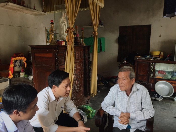 Thầy giáo Lê Anh Phong, Bí thư Đoàn Thanh niên trường Đông Hà cùng các đoàn viên đến thăm gia đình các cựu chiến binh Trường Sa. Ảnh: Đoàn trường Đông Hà