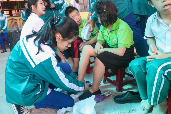 Chi đoàn 10A9 tham gia chương trình tình nguyện tại Trường Trẻ em Khuyết tật tỉnh Quảng Trị. Ảnh: Đoàn trường Đông Hà