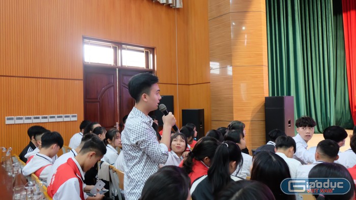 Các em học sinh đều có nhiều trăn trở trước ngưỡng cửa cuộc đời và đặt câu hỏi với Giáo sư Nguyễn Lân Dũng.