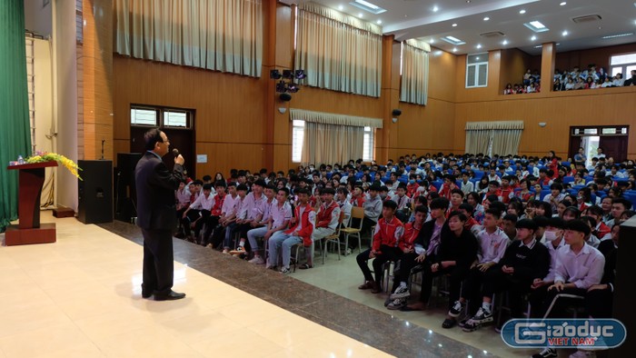 Được giao lưu với Giáo sư Nguyễn Lân Dũng là một trong những sự kiện quan trọng tại trường Trung học phổ thông Thân Nhân Trung.