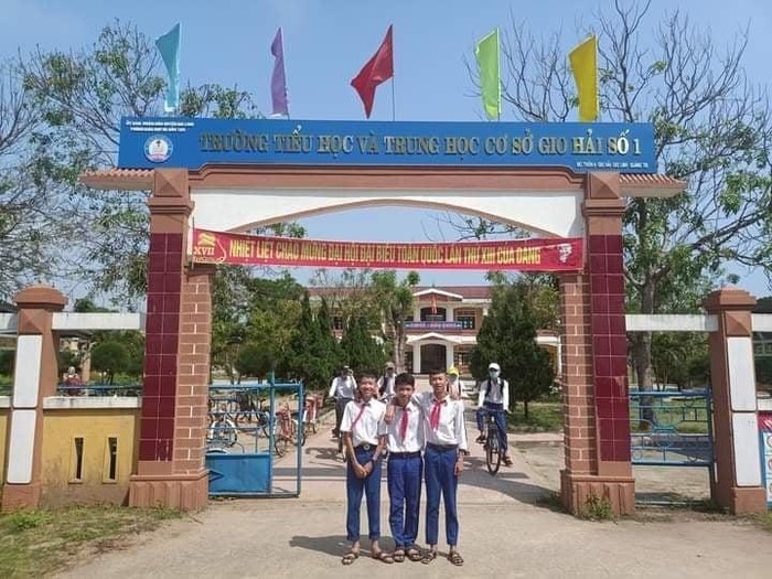 Trần Viết Tôn, Nguyễn Vĩnh An, Bùi Trường Giang trước cổng trường Gio Hải số 1. Ảnh: Trường Gio Hải