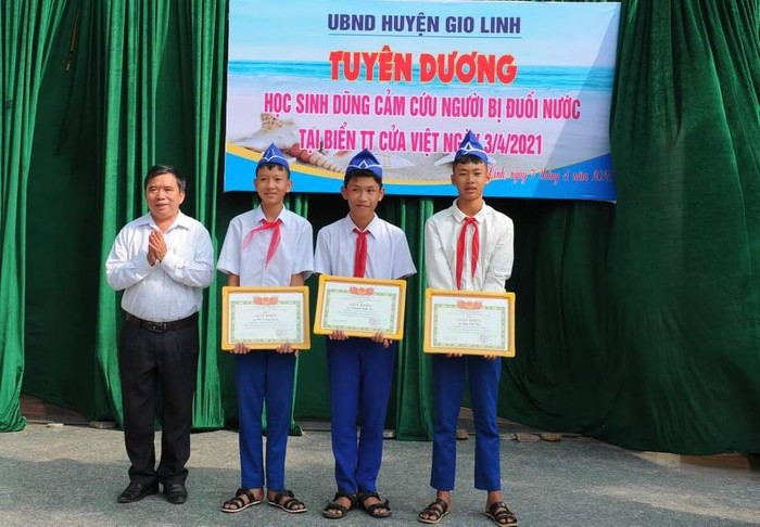 Các em học sinh Trần Viết Tôn, Nguyễn Vĩnh An, Bùi Trường Giang được khen thưởng sáng ngày 7/4. Ảnh:Đoàn huyện Gio Linh