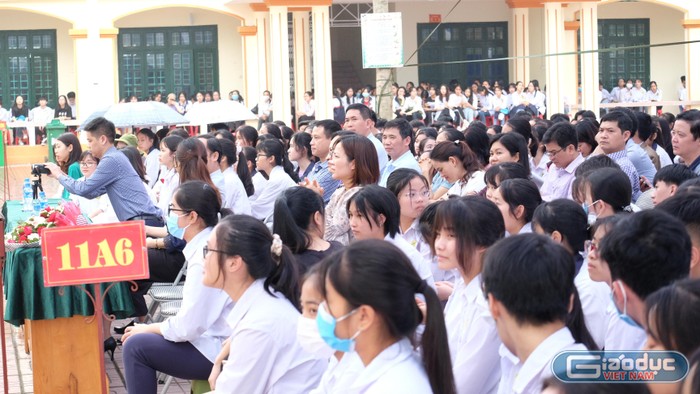 Hơn 1.500 em học sinh trường Hiệp Hòa số 1 đã chú ý lắng nghe Giáo sư Nguyễn Lân Dũng trình bày trong buổi hội thảo.