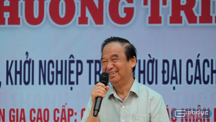 Giáo sư Nguyễn Lân Dũng trong buổi hội thảo ở trường Trung học phổ thông Hiệp Hòa số 1