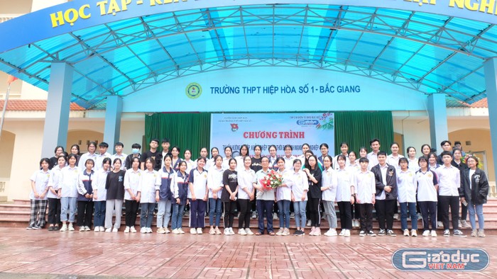 Các bạn lớp trưởng, bí thư đoàn trường Hiệp Hòa số 1 chụp ảnh lưu niệm cùng Giáo sư Nguyễn Lân Dũng.