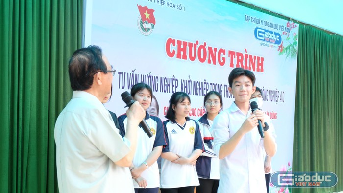 Các em học sinh trường Trung học phổ thông Hiệp Hòa số 1 hào hứng giao lưu với Giáo sư Nguyễn Lân Dũng
