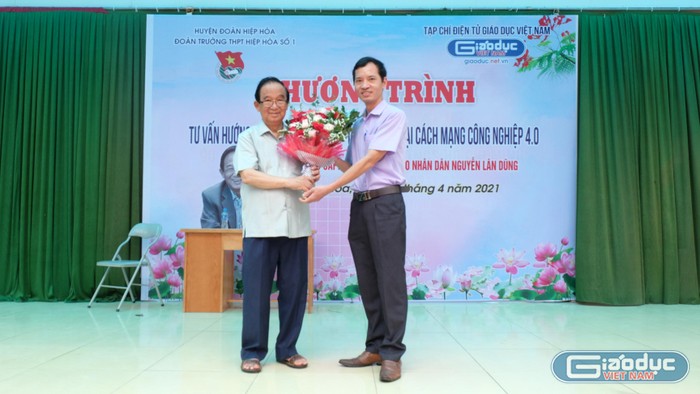 Thay mặt Ban giám hiệu nhà trương, thầy giáo Nguyễn Cao Cường tặng hoa và gửi lời cảm ơn đến Giáo sư Nguyễn Lân Dũng và đơn vị tổ chức.