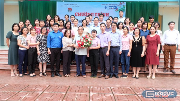 Tập thể giáo viên trường Trung học phổ thông Hiệp Hòa số 1 chụp ảnh lưu niêm cùng Giáo sư Nguyễn Lân Dũng.