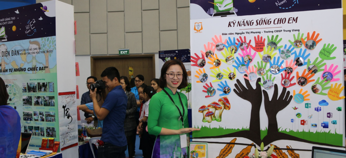 Cô Nguyễn Thị Phương cùng dự án “Tăng cường năng lực giảng dạy kĩ năng sống cho giáo viên mầm non dưới sự hỗ trợ của công nghệ thông tin”. Ảnh: NVCC