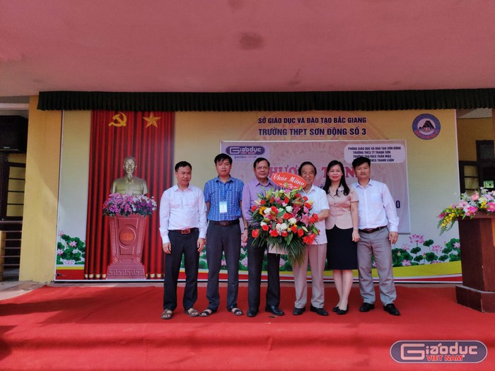 Lãnh đạo Sở Giáo dục và Đào tạo Bắc Giang tặng hoa lưu niệm cho Giáo sư Nguyễn Lân Dũng. Ảnh: LC