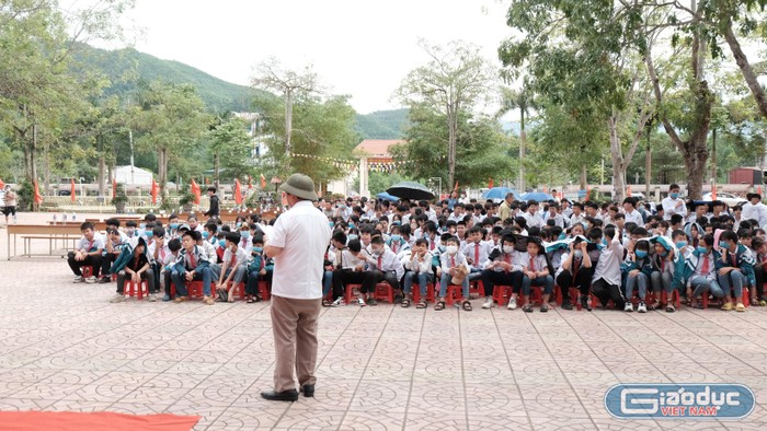 Giáo sư Nguyễn Lân Dũng chia sẻ với học sinh tại cụm trường Tây Yên Tử. Ảnh: LC