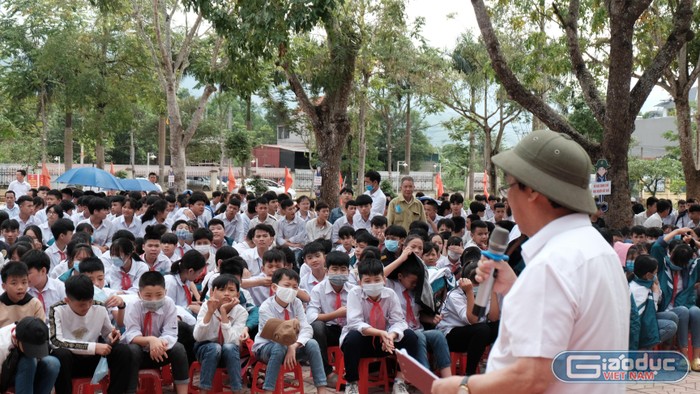 Sự ân cần, gần gũi của Giáo sư Nguyễn Lân Dũng đã tạo ấn tượng đặc biệt với học sinh vùng cao Bắc Giang. Ảnh: LC