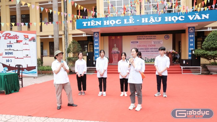 Sau những ngại ngùng, các em học sinh mạnh dạn giao lưu với Giáo sư Nguyễn Lân Dũng.