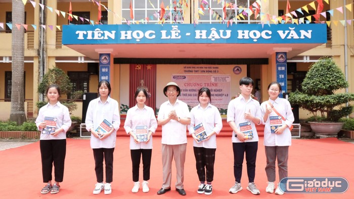 Giáo sư Nguyễn Lân Dũng tặng quà cho các em học sinh trường Sơn Động.
