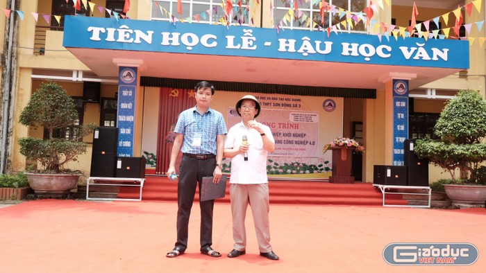 Thầy giáo Nguyễn Đình Linh phát biểu cảm ơn Giáo sư Nguyễn Lân Dũng và Tạp chí điện tử Giáo dục Việt Nam.