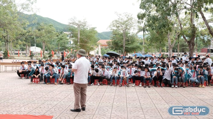 Giáo sư Nguyễn Lân Dũng chia sẻ tại trường Trung học phổ thông Sơn Động số 3.