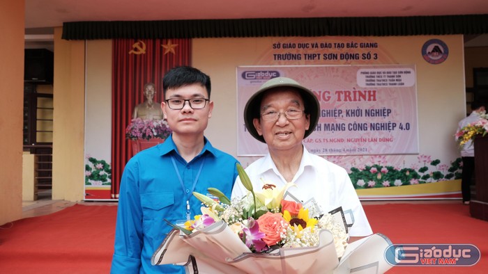 Thầy giáo trẻ Dương Quang Công và Giáo sư Nguyễn Lân Dũng.