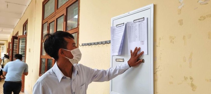 anh Hồ Văn Man 31 tuổi ( thôn Chân Rò, xã Đakrông, huyện Đakrông) dự thi tốt nghiệp tại điểm thi Trường THPT Đakrông với quyết tâm đỗ tốt nghiệp để sau này tìm kiếm được công việc tốt hơn. Ảnh: DV