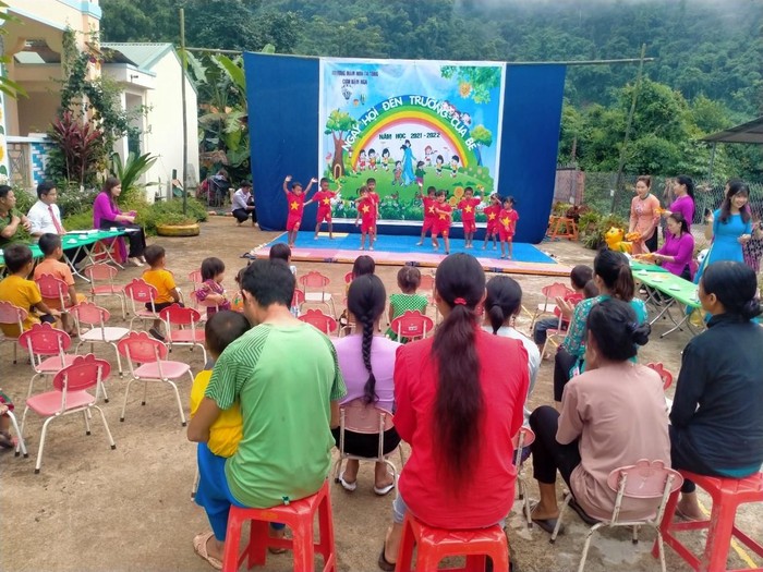 Học sinh tại điểm trường Nậm Ngà biểu diễn văn nghệ ngày khai giảng.