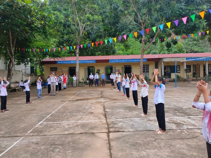 Học sinh trường Nậm Nhừ khai giảng năm học mới.
