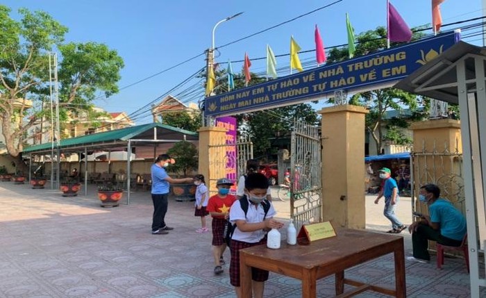 Học sinh trên địa bàn huyện Quảng Xương thực hiện các biện pháp tế phòng chống dịch. Ảnh: Phòng Giáo dục và Đào tạo huyện Quảng Xương