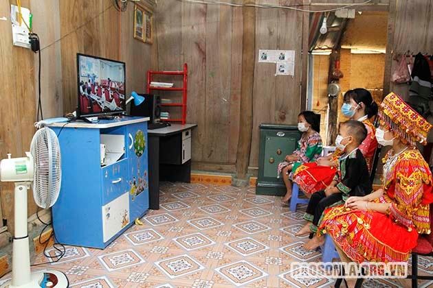 Các em học sinh bản Nà Lốc, xã Sốp Cộp tham dự lễ khai giảng qua kênh truyền hình Sơn La