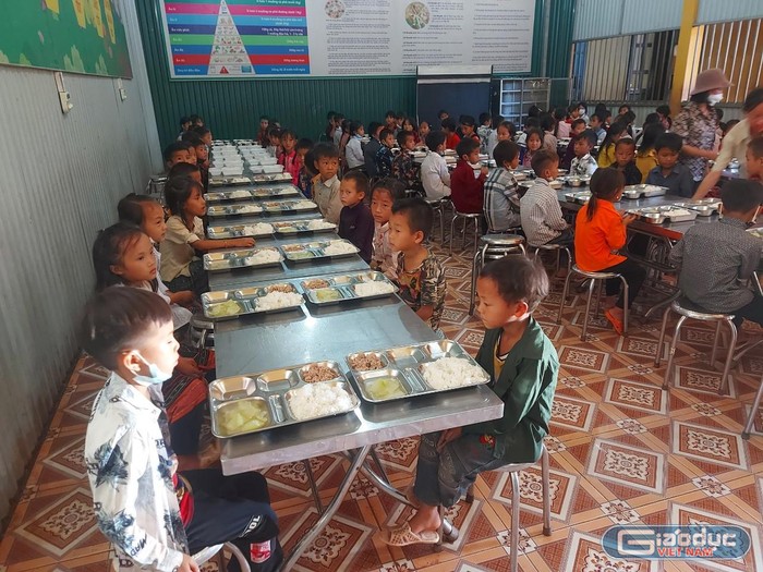Bữa ăn chiều tại trường Phổ thông bán trú Tiểu học Na Cô Sa. Ảnh: NTCC