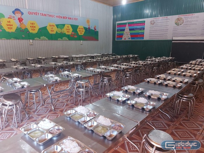 Dù là trường vùng cao biên giới nhưng các thầy cô giáo ở trường Na Cô Sa luôn đảm bảo các con có bữa ăn đầy đủ, sạch sẽ, an toàn. Ảnh: NTCC
