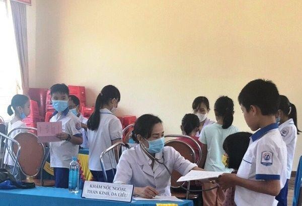 Học sinh trên địa bàn huyện Vĩnh Linh được Trung tâm Y tế huyện Vĩnh Linh khám và bảo vệ chăm sóc sức khỏe.