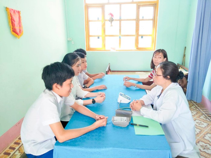 Hoạt động Tư vấn cho các em học sinh về quyền lợi khi tham gia Bảo hiểm y tế.