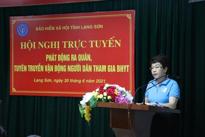 Bà Nông Thị Phương Thảo – Giám đốc Bảo hiểm xã hội tỉnh Lạng Sơn phát biểu tại Hội nghị trực tuyến phát động ra quân tuyên truyền vận động người dân tham gia Bảo hiểm y tế.