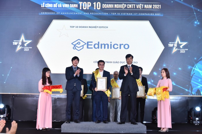 Ông Nguyễn Ngọc Quế - Tổng giám đốc Edmicro nhận giải thưởng Top 10 Công nghệ giáo dục 2021 cho phần mềm giáo dục Ôn luyện. Ảnh: Edimicro