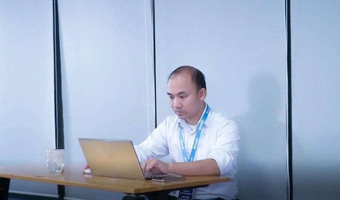 Anh Trần Hưng, Phó Trưởng ban Kỳ thi AMC Việt Nam theo sát các diễn biến của kỳ thi để xử lý những vấn đề phát sinh. Ảnh: E