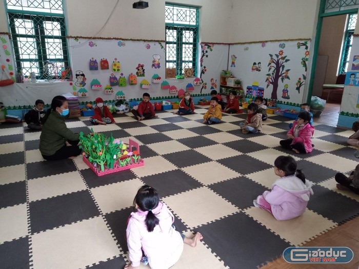 Học sinh trường Mầm non Pa Tần học tập trong điều kiện giãn cách.