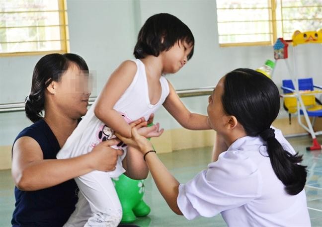 Lớp học có trẻ khuyết tật giáo viên vô cùng vất vả. Ảnh minh họa: Phụ nữ Việt Nam
