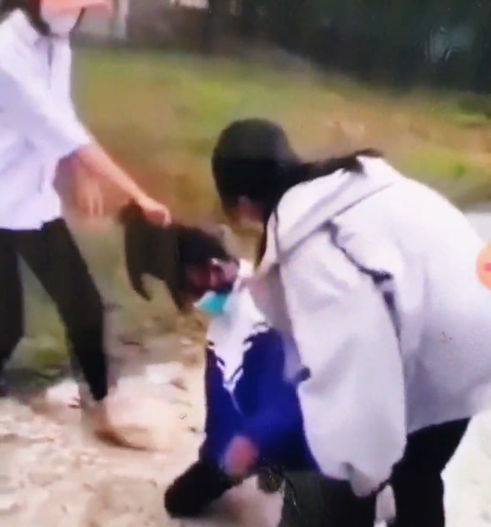 Sự việc đánh nhau giữa hai học sinh trường Tiểu học và Trung học cơ sở Triệu Vân. Ảnh cắt ra từ clip
