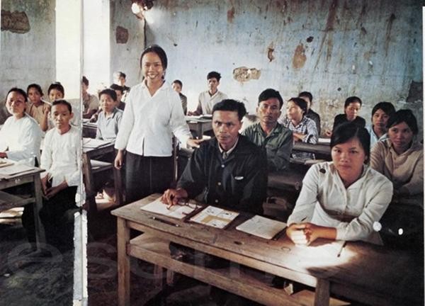 Các chiến sĩ du kích trong lớp học ở vùng giải phóng, Quảng Trị năm 1973. Ảnh: Ishikawa Bunyo (đăng lại từ báo Công an nhân dân)
