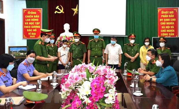 Cơ quan Cảnh sát Điều tra - Công an tỉnh Hà Giang thi hành các quyết định khởi tố vụ án, bắt tạm giam Giám đốc và hai cán bộ CDC Hà Giang. (Ảnh: Minh Tâm/TTXVN)