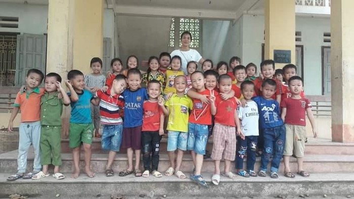 Cô giáo Đinh Thị Yển và các em học sinh lớp 1. Ảnh: TH