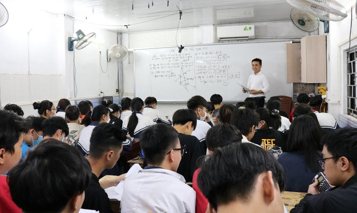 Các thầy cô trường Trung học phổ thông Mai Sơn gấp rút ôn tập kiến thức cho các em học sinh. Ảnh: Sở Giáo dục và Đào tạo Sơn La