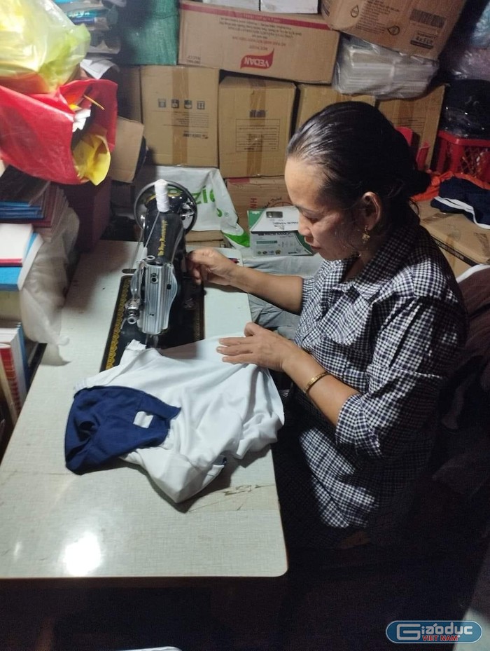 Xưởng may gia đình của cô giáo Trần Thị Châu rộn ràng tiếng máy may mỗi khi đêm về. Ảnh: NVCC