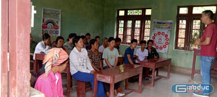 Buổi họp phụ huynh đầu tiên của Ban giám hiệu Trường Phổ thông dân tộc bán trú Tiểu học Pa Ủ, xã Pa Ủ, huyện Mường Tè, tỉnh Lai Châu. Ảnh: MK