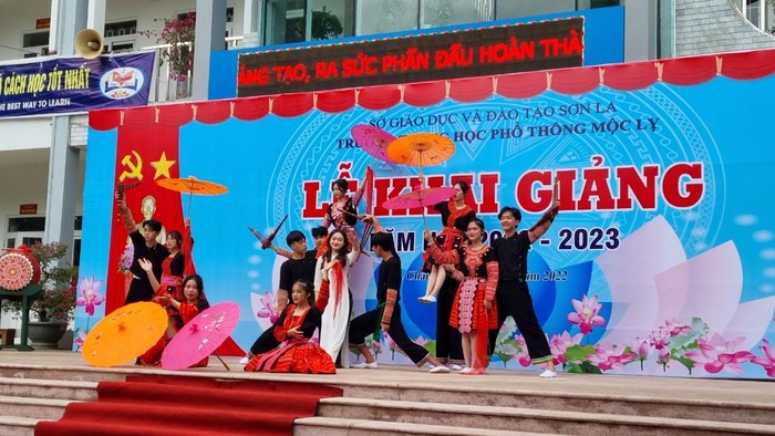 Học sinh trường Trung học phổ thông Mộc Lỵ (huyện Mộc Châu) với tiết mục văn nghệ chào mừng năm học mới. Ảnh: Sở Giáo dục và Đào tạo Sơn La