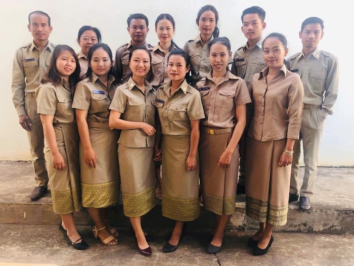 Cô giáo Thùy Dung (thứ 3 từ trái sang, hàng đầu) cùng các đồng nghiệp trên đất nước bạn Lào. Ảnh: Nhân vật cung cấp