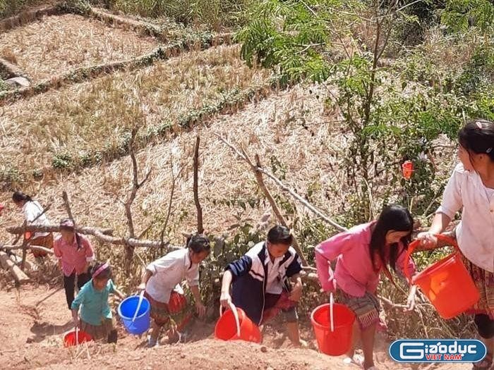 Còn nhiều khó khăn với giáo dục vùng cao như Nậm Pồ. (Trong ảnh: Học sinh ở Na Cô Sa đi lấy nước khi mùa khô về) Ảnh: LC