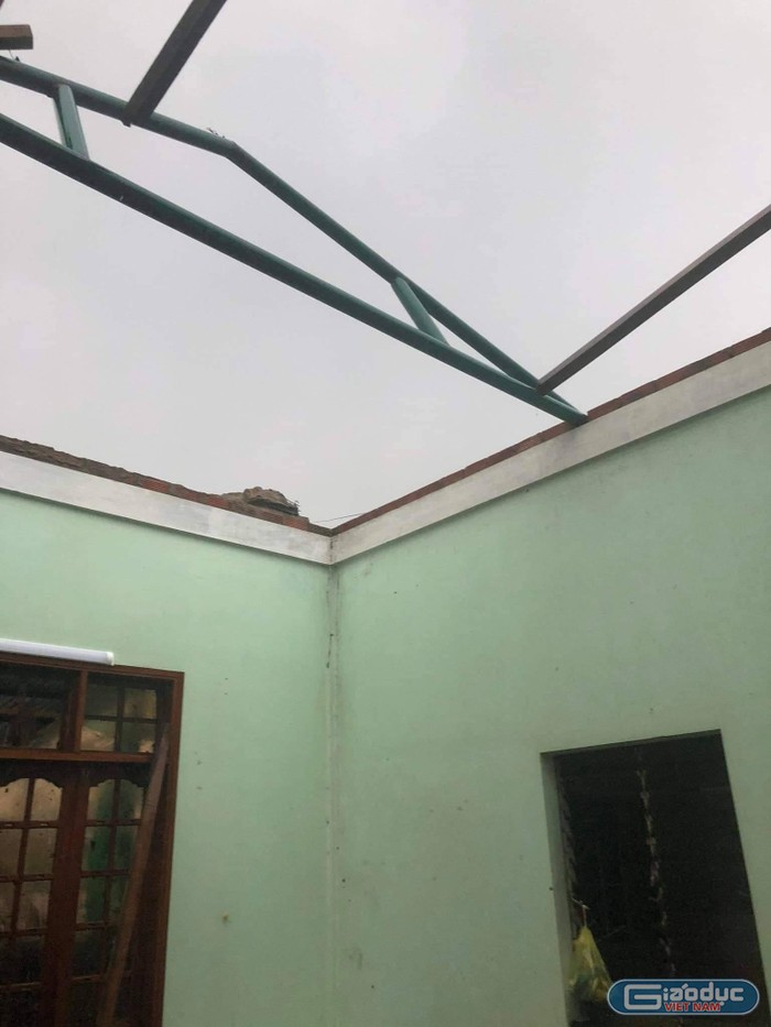 Nhà học sinh Lê Nguyễn Bảo Hân lớp 10B2 bị bay toàn bộ mái. Ảnh nhà trường cung cấp
