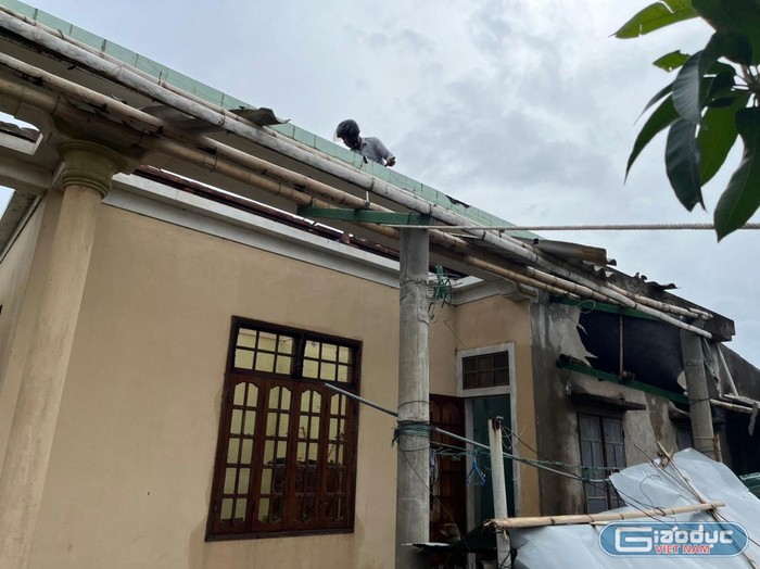 Nhà thầy giáo Nguyễn Đăng Quang bị tung hết mái. Ảnh nhà trường cung cấp