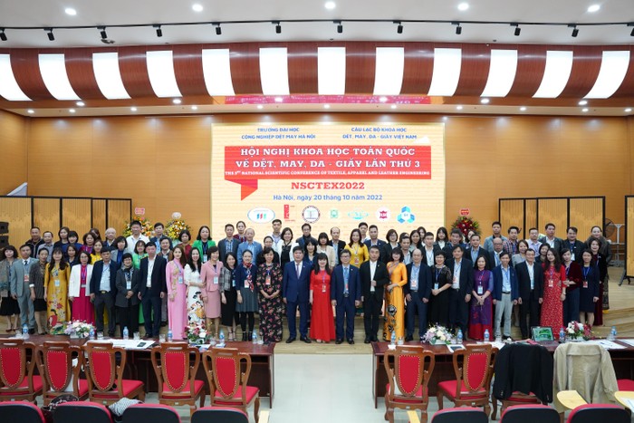 Các đại biểu tham dự Hội nghị khoa học toàn về Dệt, May Da – Giầy lần thứ 3. Ảnh: HTU